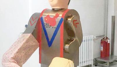 山大为迎新生出动削面机器人