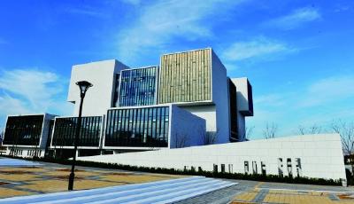 山大六大学院明年搬到青岛校区 躺在草坪上，就能听课