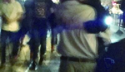 景區太擠 男子抱起白發父親獲網友點贊