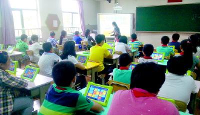 上课不用书本,人手一台平板 