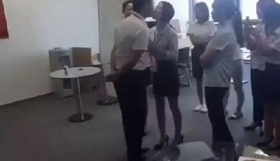 北京一公司規定女員工每天排隊吻老板