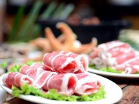 青島頤中皇冠假日酒店推出“羊蝎子火鍋自助餐”