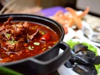 青島頤中皇冠假日酒店推出“羊蝎子火鍋自助餐”