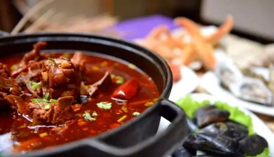 青島頤中皇冠假日酒店推出“羊蝎子火鍋?zhàn)灾汀? title=