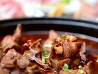 青島頤中皇冠假日酒店推出“羊蝎子火鍋自助餐”