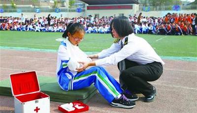 学生演练灾难逃生