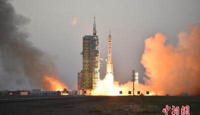 神舟十一號飛船成功實施首次變軌 航天員狀態良好