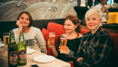 哈薩克風情律動西域  青島啤酒飄香新絲路