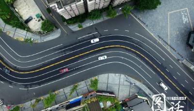 成都S型急彎馬路如賽道 過(guò)半車輛壓實(shí)線（圖）