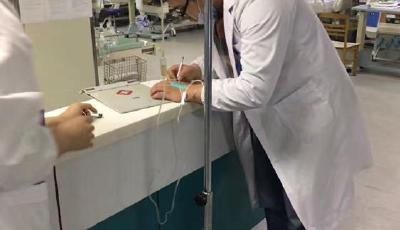 江蘇現“最美男醫生” 邊打點滴邊為病人看病