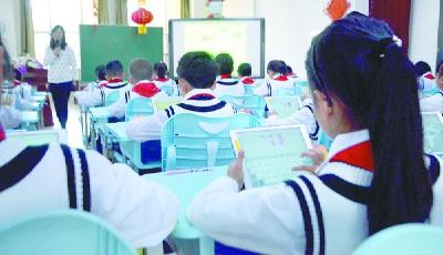 学生人手一台iPad，用指尖跟老师互动