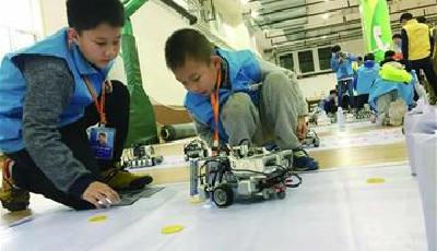 校园上演“机器人大战”