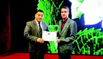 高中生国际电影节上拿大奖