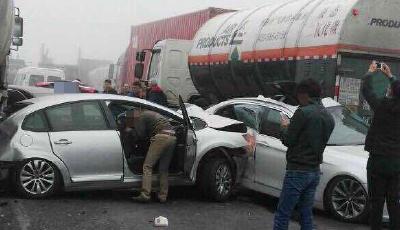 上海迷霧“圍城” 浦東20余車追尾4死40傷(圖)