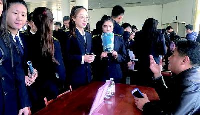 海乘热!五个公司抢一个学生