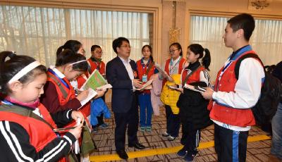 两会期间市教育局局长邓云锋接受采访