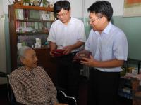 市教育局领导走访抗战老干部