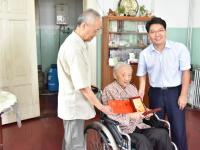 市教育局领导走访抗战老干部