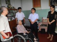 市教育局领导走访抗战老干部