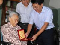 市教育局领导走访抗战老干部