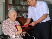 市教育局领导走访抗战老干部