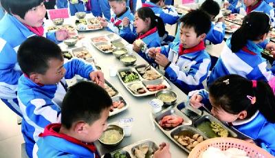 崂山农村娃午餐一荤两素