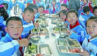 崂山学校孩子好口福 午餐标准高