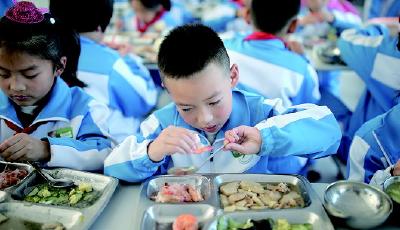 每顿补贴2元,给学生午餐加菜