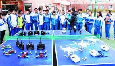 青岛初中生迎"职业体验" 学校搭建意识培养平台