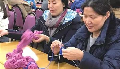 九中教师为山区孩子织手套送“温暖”