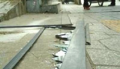 成都高空墜物頻發(fā)：天降玻璃窗砸傷過路學(xué)生