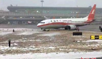 烏魯木齊機(jī)場兩架飛機(jī)滑出滑行道 未致人受傷