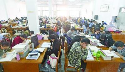 冲刺倒计时 考研学子“惫”战忙