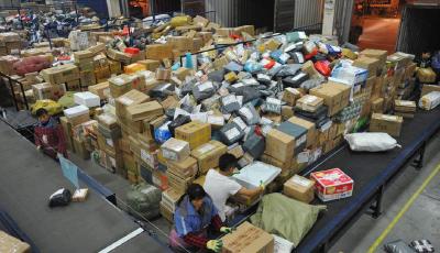 中國一年用掉99億個快遞包裝箱：8成被直接扔掉