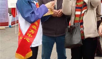 【公益星火·青岛职教义工】职校老师教居民5秒揪出百元假钞 10个专业妙招获点赞