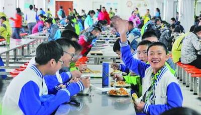 4.4万名学生中午吃上热乎饭