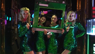 圣誕歡聚趴年輕消費(fèi)者首選青島純生  一口清爽俘獲消費(fèi)者的時(shí)尚心