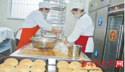 青岛：学校食堂，从艰难起步到全面开花