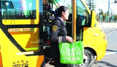 崂山特教学校学生有位“校车妈妈”