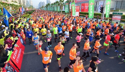 以馬拉松精神釀好酒 青島啤酒連續(xù)15年領(lǐng)跑廈門馬拉松