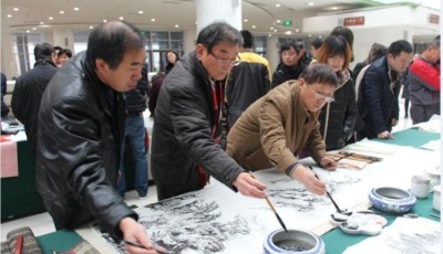 書法家揮毫潑墨 寫春聯(lián)贈嶗山游客