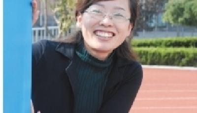 三尺讲台十七载 精于教学育英才 