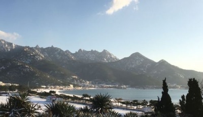 嶗山變身童話王國 工作人員即時清掃保證游客賞雪
