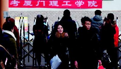 手提行囊奔波忙，只为大学梦想