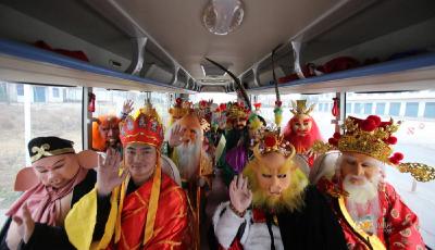 孫大圣駕車被交警拿住 車上坐一群“妖怪”