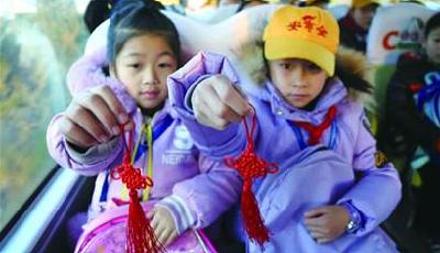 坐校车收到“见面礼”