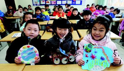 寒假作业上交,不少“动手动脚”