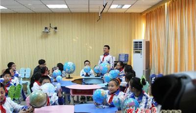 青岛学生开学首日体验“未来课堂” VR虚拟现实对话互联网+教学