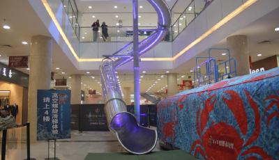 重慶商場現高空滑梯 從4樓到1樓僅需12秒