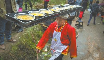 頭頂傳菜38年超30萬碗 男子：絕技傳承10代